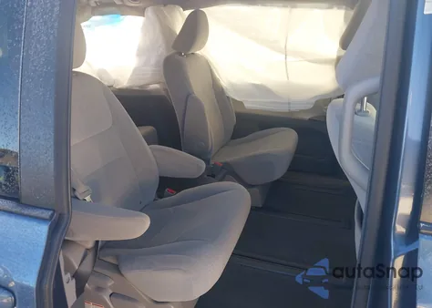 2015 Toyota Sienna Le 7 Passenger z USA, uszkodzony, nr VIN 5TDJK3DC1FS126443